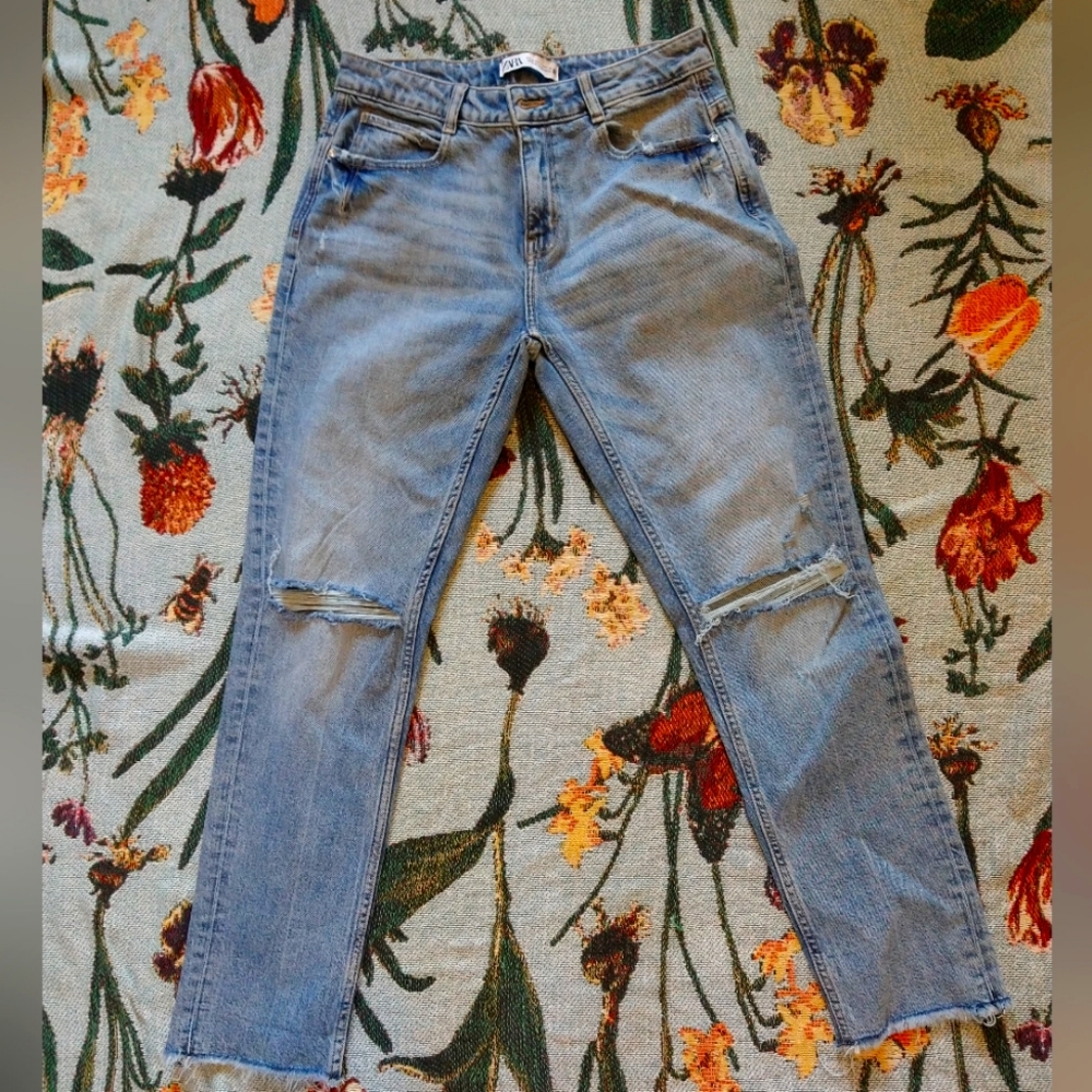 Zara high waisted ripped knee blue jeans size 4